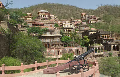 Book a Car from Noida and Visit Neemrana